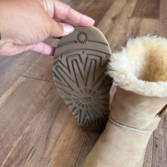 Ugg Bailey Button 5803 suede sheepskin winter boots size 6