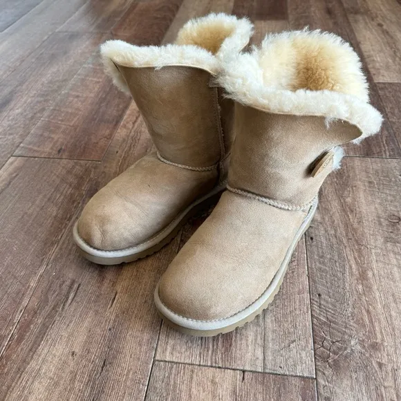 Ugg Bailey Button 5803 suede sheepskin winter boots size 6