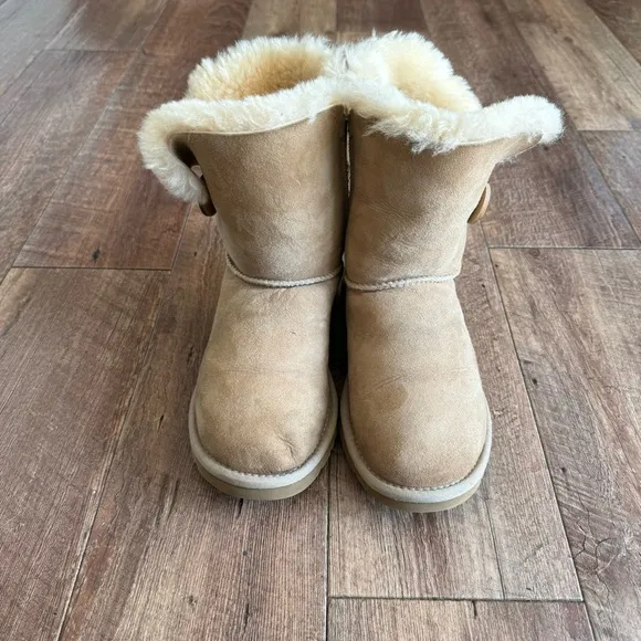 Ugg Bailey Button 5803 suede sheepskin winter boots size 6