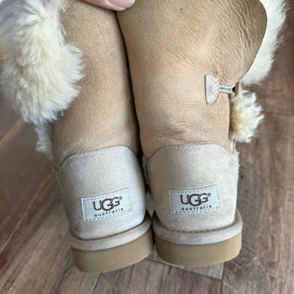 Ugg Bailey Button 5803 suede sheepskin winter boots size 6