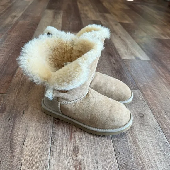 Ugg Bailey Button 5803 suede sheepskin winter boots size 6