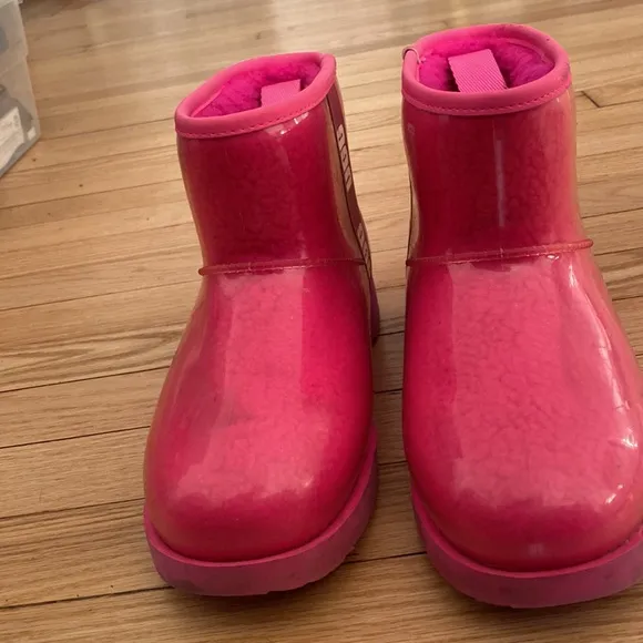 Ugg brand rain/winter boots, worn about 3 x. Hot pink size 6Y