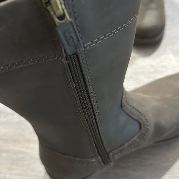 UGG brown boots for kids size US 4