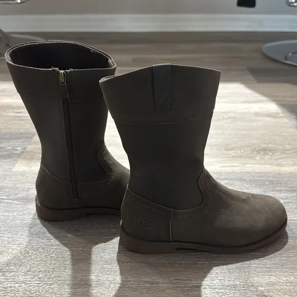 UGG brown boots for kids size US 4