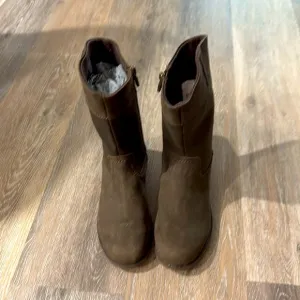 UGG brown boots for kids size US 4