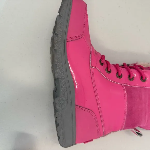 UGG Butte Patent Leather Dove Pink Snow Boots Size‎ 4 Kids Youth