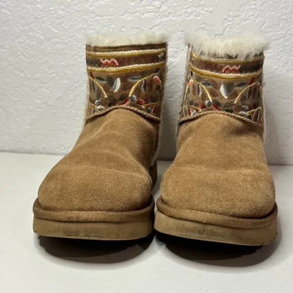 UGG CLASSIC MINI BEAUTY CHESTNUT FLORAL SHEARLING BOOT US 9 / EU 40 / UK 7