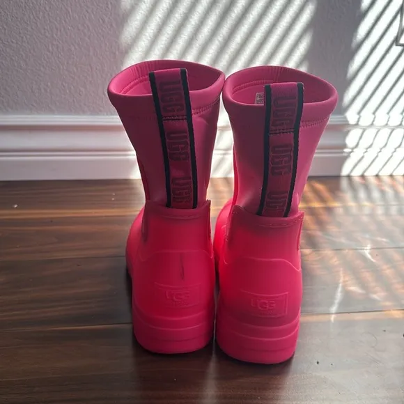 UGG Droplet Mid Bright Pink Rain Boots size 5