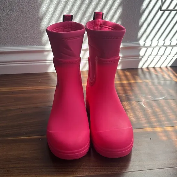 UGG Droplet Mid Bright Pink Rain Boots size 5