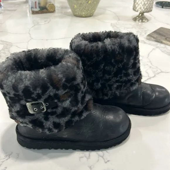 UGG ELLE Animal Print Black Leather Shearling Sheep Skin Winter Boots. Size 5