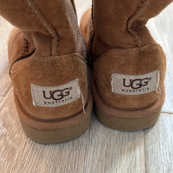 UGG Girls Classic Winter Boots in Chestnut