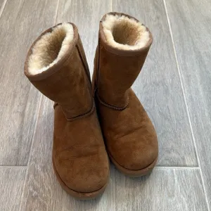 UGG Girls Classic Winter Boots in Chestnut