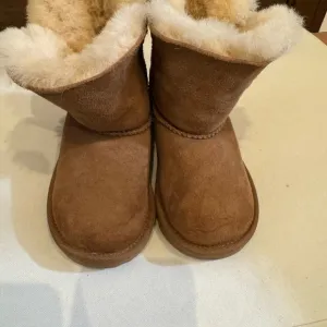 UGG Kids Bailey Button Chestnut Boots size 8