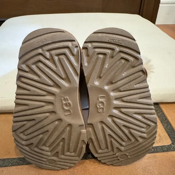 UGG Kids Bailey Button Chestnut Boots size 8