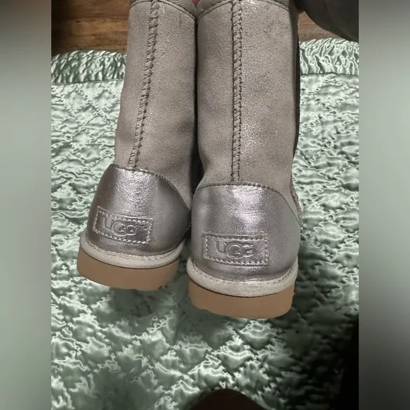UGG PLUSH winter boots Shinny Metallic size 5 Lining 80% Wool, 20% Lyocell