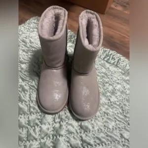 UGG PLUSH winter boots Shinny Metallic size 5 Lining 80% Wool, 20% Lyocell