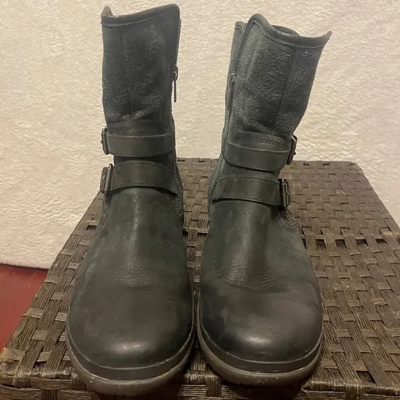 UGG Simmens Brushed Leather Lined Buckle Boots in Black Women's 10