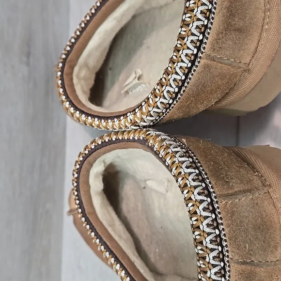 UGG Women Suede Sheepskin Slippers Shoes Sz 6 Mule Clog