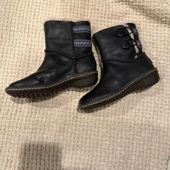 UGG WOMENS COVE BLACK LEATHER WINTER ANCLE BOOTS NWOB SIZE 5 S/N 3336