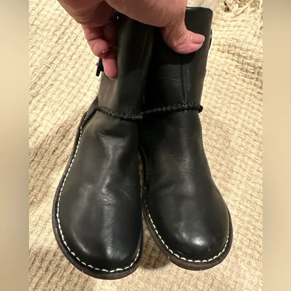 UGG WOMENS COVE BLACK LEATHER WINTER ANCLE BOOTS NWOB SIZE 5 S/N 3336