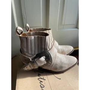 Understated Leather Matisse biker boots womens 10