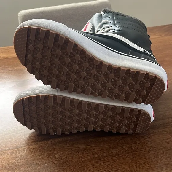 Vans MTE Standard Size 11 Black and White Winter Boots NWOT