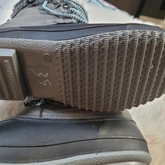 Women's Gray and Black Winter Boots