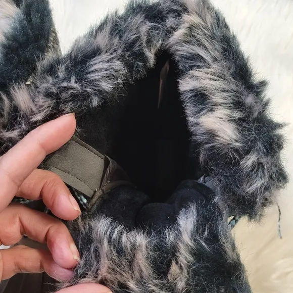 Women's Gray and Black Winter Boots